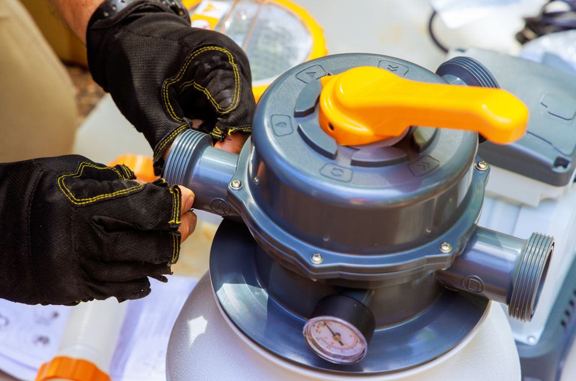 Trocar a areia do filtro da piscina: quando, porquê e como prolongar a vida útil do seu sistema de filtração