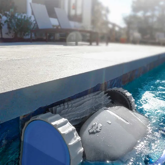 Aspirador de Piscina Eléctrico e Automático Dolphin CAINAN 2 Maytronics limpa fundos robot